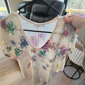 Enti size small lightweight sweater. True to size with some stretch.